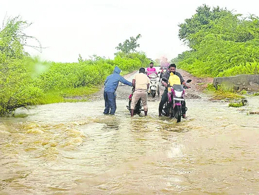 అకౌంటెంట్‌ తప్పిదం.. జీతాలు ఆలస్యం 
