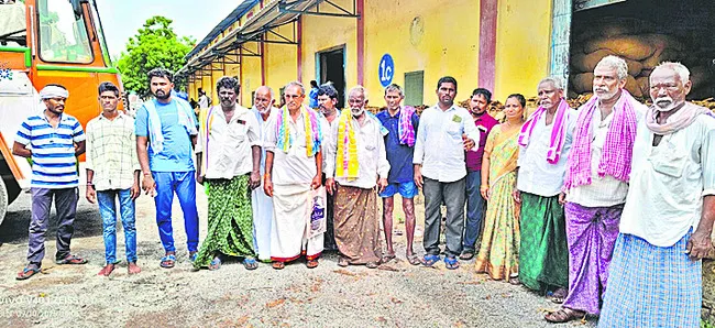 కొంటాం అంటూనే... కొర్రీ!