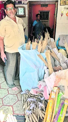 బాణసంచా దుకాణాలపై దాడులు