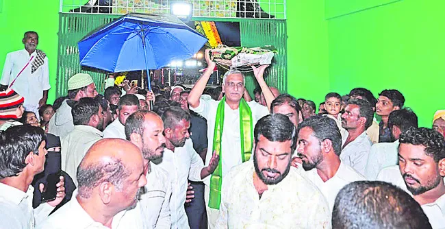 షాబుద్దీన్ దర్గాకు చాదర్ సమర్పణ