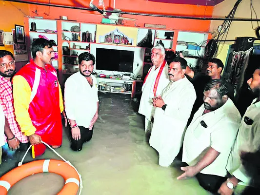 బాధితులకు సాయమందించండి – ఎమ్మెల్యే బీర్ల ఐలయ్య