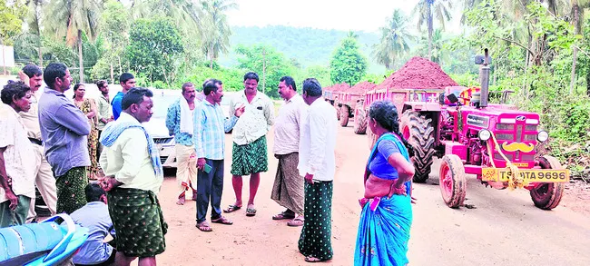 మట్టి ట్రాక్టర్ల అడ్డగింత