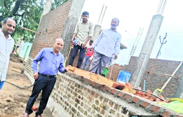 ఇందిరమ్మ ఇళ్ల కోసం డబ్బులు ఇవ్వొద్దు