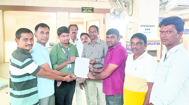 రుణం మాఫీ చేసి నగలు అప్పగించాలి