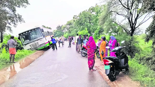 డ్రైవర్ సమయస్ఫూర్తితో తప్పిన ప్రమాదం