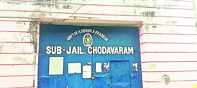 ముగ్గురు జైలు సిబ్బందికి చార్జి మెమోలు