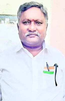 కోతిని తప్పించబోయి..
