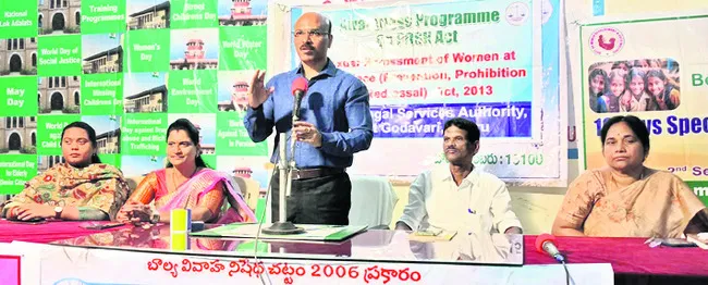 బాల్యవివాహాల నిరోధానికి సమష్టిగా కృషి చేయాలి 