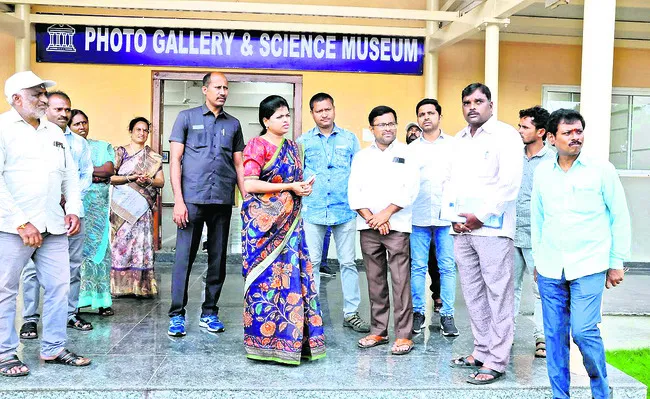 పీవీ విజ్ఞాన కేంద్రం పనులు త్వరగా పూర్తి చేయాలి