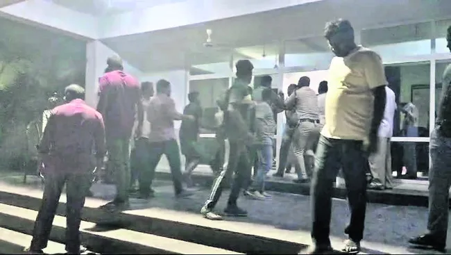 సామాన్యులపై దాడులకు పాల్పడుతున్న పోకిరీలు