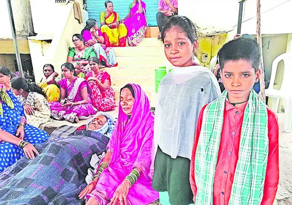 మొన్న తల్లి.. నేడు తండ్రి మృతి