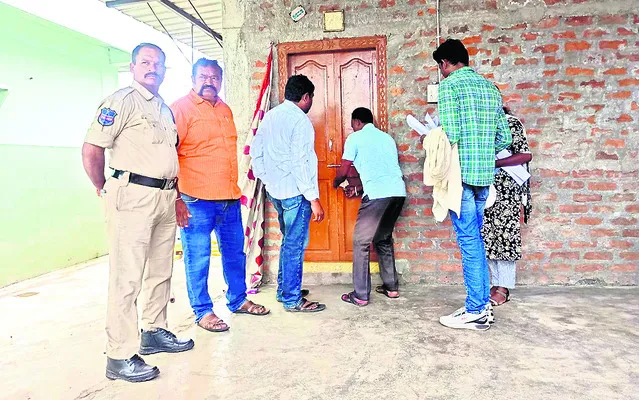ప్రభుత్వ భూమిలో నిర్మాణాలు