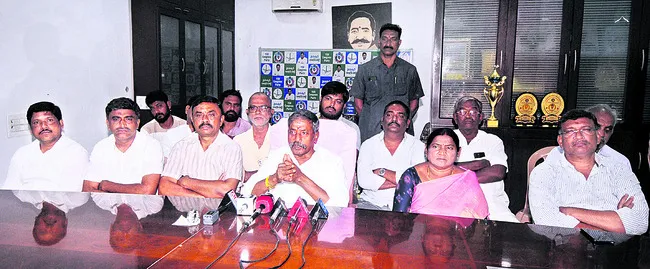 ప్రజలను మభ్యపెట్టడంలో చంద్రబాబు దిట్ట