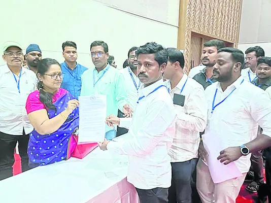 రిలీవింగ్‌ ఆర్డర్‌ కోసం నిరీక్షణ