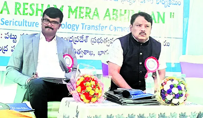పట్టు ‘ప్రోత్సాహకం’ ఇవ్వండి