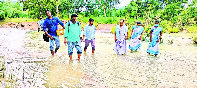 వాగు దాటి వైద్యం చేసిన సిబ్బంది