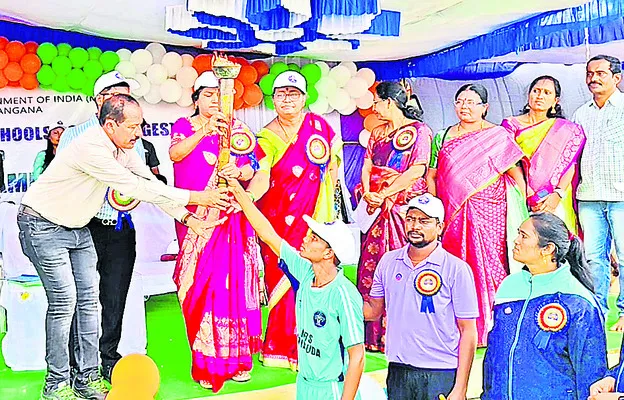 విద్యార్థులు దృఢ సంకల్పంతో ముందుకు సాగాలి