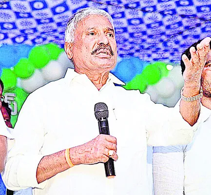 పత్రికల గొంతునొక్కేందుకే తప్పుడు కేసులు