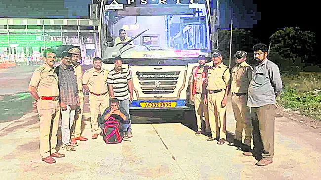 ఐదు కిలోల గంజాయి స్వాధీనం