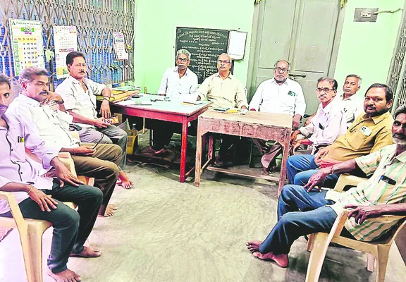 మూతపడే దుస్థితికి చేనేత సంఘాలు