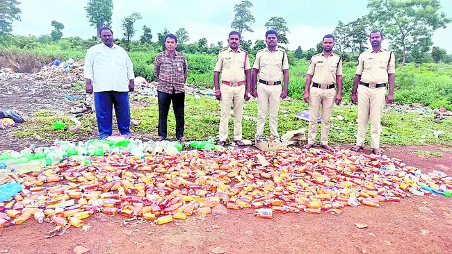 పట్టుబడిన మద్యం ధ్వంసం