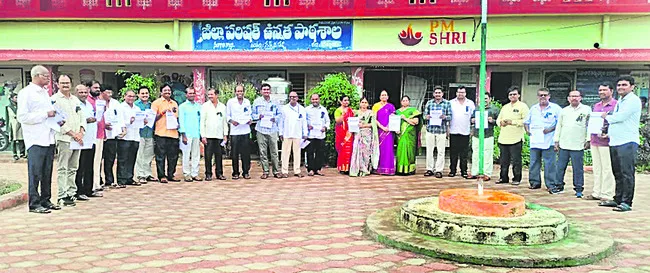 ఉద్యోగుల సమస్యలపై నిర్లక్ష్య ధోరణి 