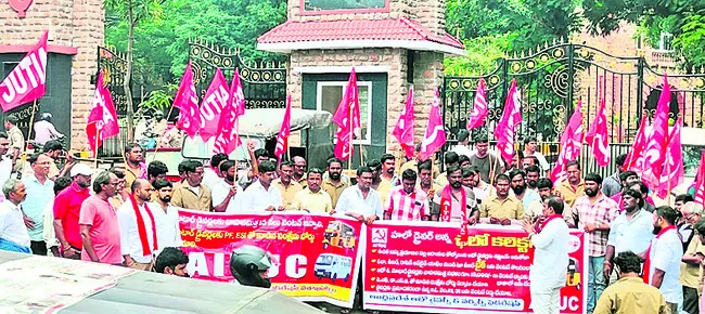 ఆటోడ్రైవర్లకు ‘బ్యాడ్జ్‌’ షరతు దారుణం