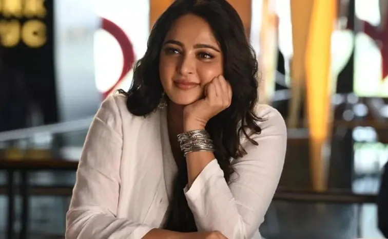 Actress Anushka Shetty Small Break To Save Media
