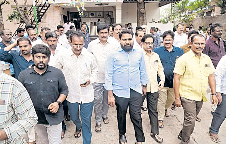Sakshi Editor Dhananjaya Reddy and Journalists appeared before Tadepalli police for investigation