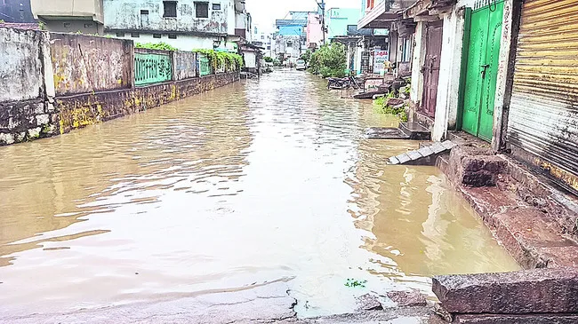 వరద ముప్పు.. ఎవరిదీ తప్పు!
