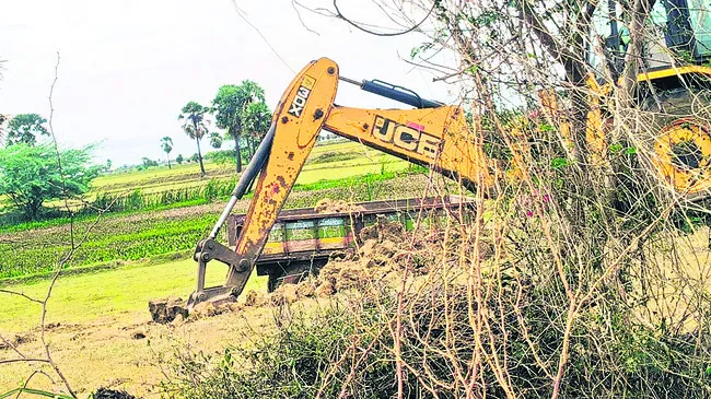 వెంకటరెడ్డిపాళెంలో చెరువు కట్ట ధ్వంసం