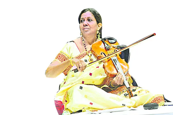 సుస్వరాల కోయిలకు కీర్తి కిరీటం