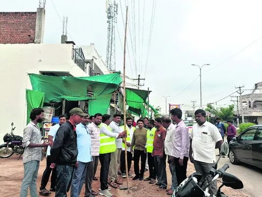 విద్యుత్‌ స్తంభాలపై కేబుల్‌ వైర్లు తొలగించాలి 