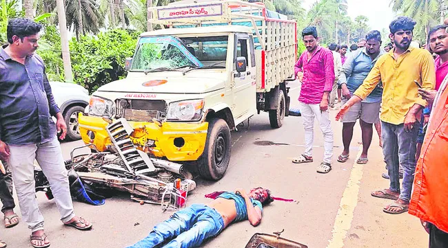రోడ్డు ప్రమాదంలో వ్యక్తికి తీవ్రగాయాలు   