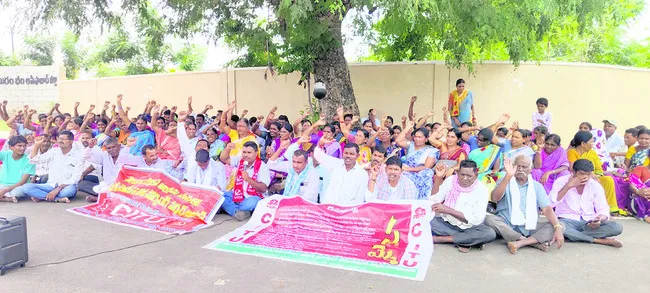 పెండింగ్ వేతనాలు చెల్లించాలని ధర్నా