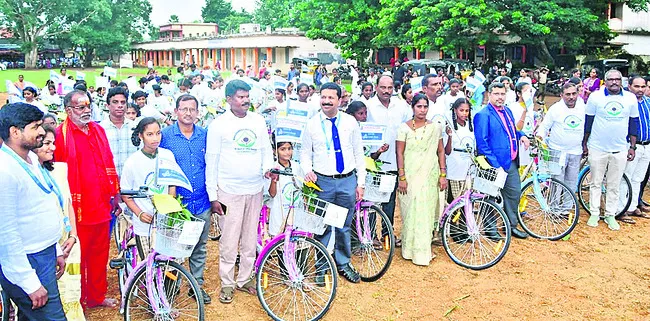 అనాథ బాలికలకు 100 సైకిళ్ల పంపిణీ