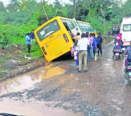 అదుపు తప్పిన స్కూల్ బస్సు