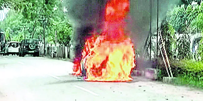 సీఎం ఇంటి సమీపంలో క్యాబ్ దగ్ధం