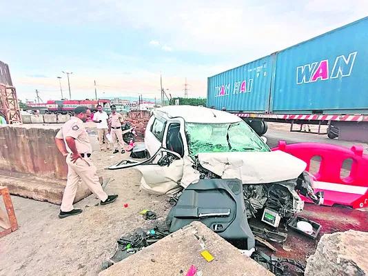 డివైడర్‌ను ఢీకొన్న కారు 
