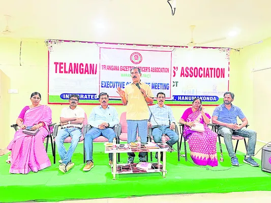 న్యాయబద్ధమైన డిమాండ్లు పరిష్కరించాలి