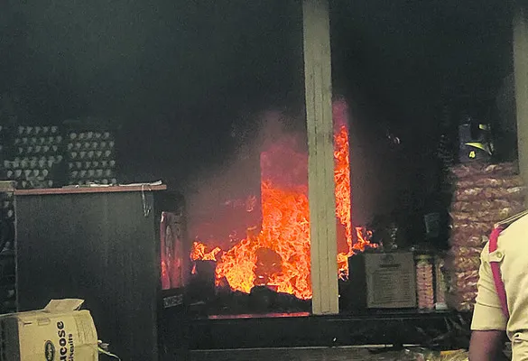 షార్ట్సర్క్యూట్తో దుకాణం దగ్ధం