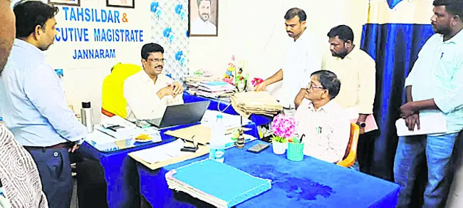 రెవెన్యూ శాఖలో పనులు త్వరగా పూర్తి చేయాలి