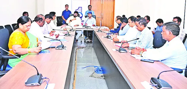 ప్రజల సమస్యలపై దృష్టి పెట్టండి