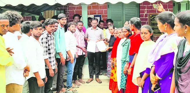 అధిక ఫీజు వసూలుపై విద్యార్థుల ఆందోళన