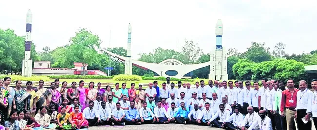 ఇస్రోను సందర్శించిన ఉపాధ్యాయులు