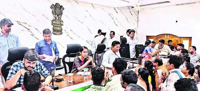 త్వరితగతిన వినతుల పరిష్కారం