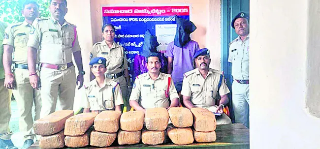 గంజాయితో నవ దంపతులు అరెస్టు 