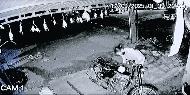 ద్విచక్రవాహనాల నుంచి పెట్రోల్‌ చోరీ