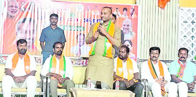 సేవాభావంతో మెలగాలి