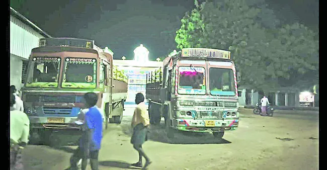 యూరియా లారీలను అడ్డుకున్న రైతులు